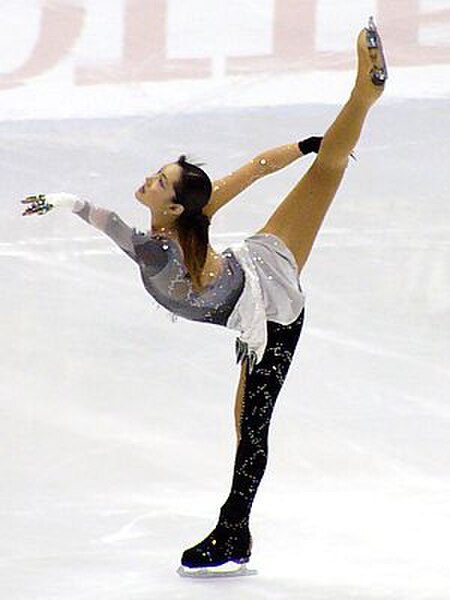 Arakawa performs a Kerrigan spiral in her exhibition to "Memory" from Cats at the 2004 NHK Trophy.