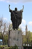 Die Statue der heiligen Katherina von Siena zur Stadt gewandt