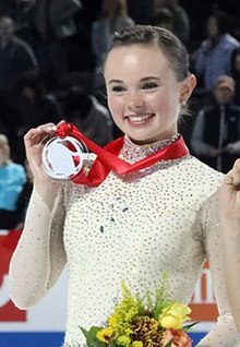 Bell at the 2016 Skate America medal ceremony