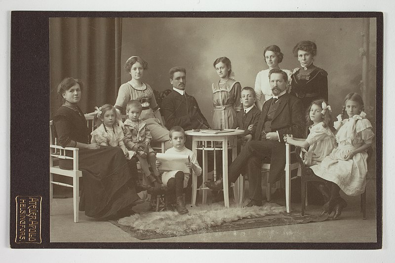 File:Sonja och Karl Emil Ståhlberg med elva barn ca 1912 (slsa1219 23, SLS).jpg