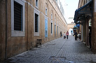 Entrance to the souk. SoukElBeyMedinaTunis.JPG