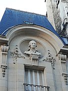 Statue de Lavoisier 19 rue henri barbusse -Façade arrière collège-lycée Lavoisier.jpg