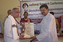 Mohamahopaadhyaaya Pandit Surendra Nath Acharya Surendra Nath Acharya being felicitated by Bhartruhari Mahtab (2).jpg