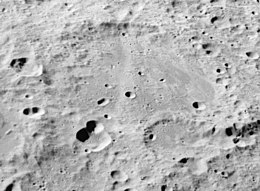 Craterul Szilard AS16-M-3008 ASU.jpg