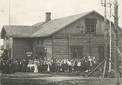 Inhan työväenyhdistyksen talo Vuorela, jonka edustalla yhdistyksen jäseniä ja lapsia, 1910