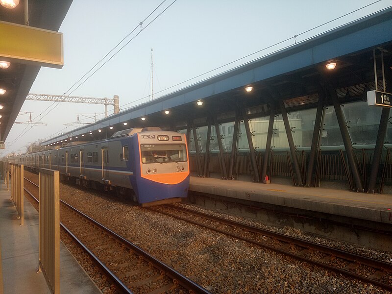 File:TRA EMU717 at Platform 1, Xinfu Station 20180303.jpg