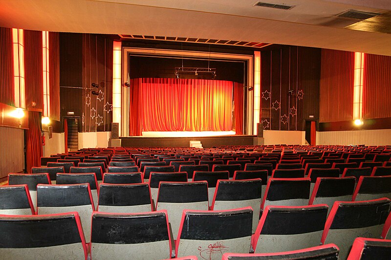 File:Teatre-Cinema.jpg
