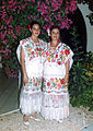 Yucatecas ataviadas con el traje regional de Yucatán.