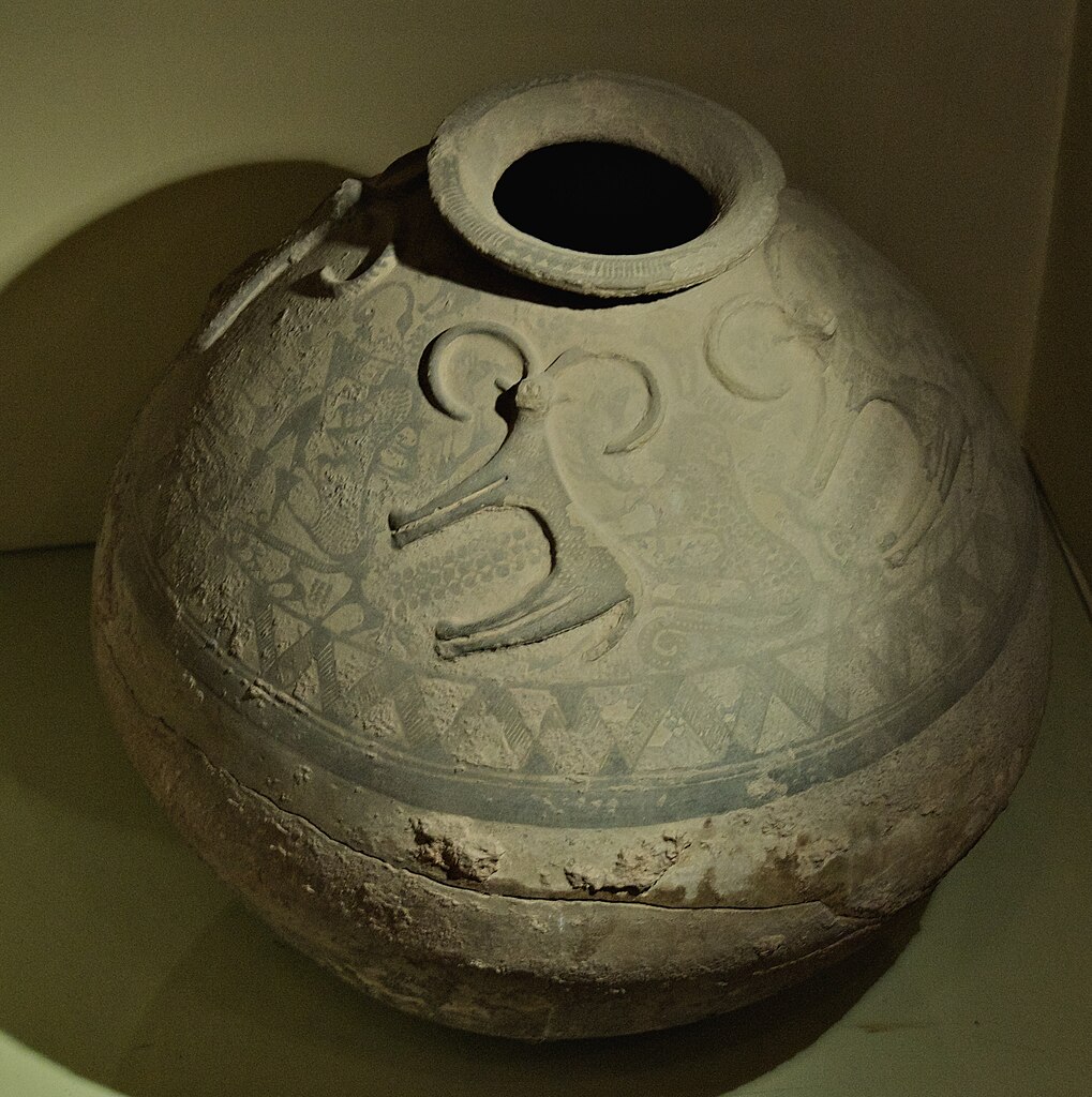 File:Ancient iron pot.JPG - Wikimedia Commons