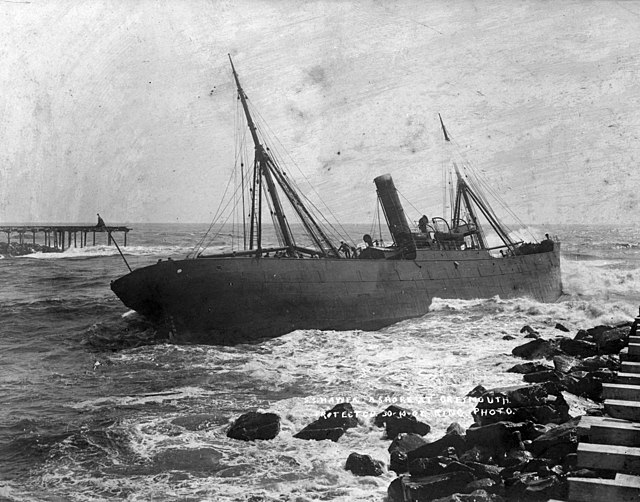 Hawea run ashore at the entrance to the Grey River, 1908