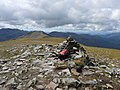 Der Gipfelcairn des Mòruisg, im Hintergrund der Sgùrr nan Ceannaichean