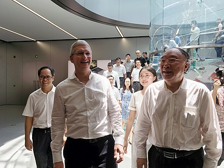 Cook with Chongqing Mayor Huang in Apple Store Jiefangbei, China, August 17, 2016