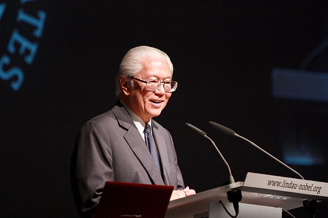 Tan opening the "International Evening" at the 2012 Lindau Nobel Laureate Meeting