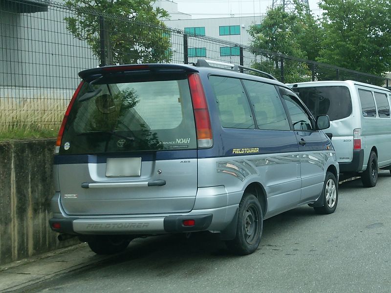 File:Toyota townacenoah fieldtourer blue r.jpg