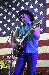 Trace Adkins no palco.jpg