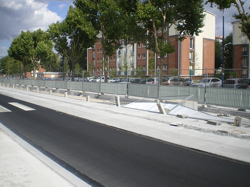 File:Travaux T6 - Meudon - Av de Villacoublay - Lot 25 - vue direction Est - Station Trivaux - Aout 2012.jpg