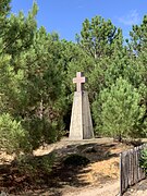 La troisième croix des marins à la pointe du Cap Ferret : cette croix en granit fut offerte par la compagnie pétrolière Esso Rep qui exploitait jusqu'en 1994 le pétrole de la pointe du Cap Ferret.