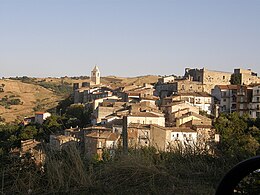 Il borgo, il campanile della chiesa di San Pietro, sulla destra il castello