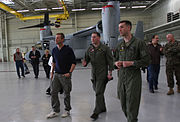 本作の広報活動も兼ねて、カリフォルニアの海兵隊基地を訪問しカメラ撮影されるアーロン・エッカート（および海兵隊員ら）。（2010年2月15日）