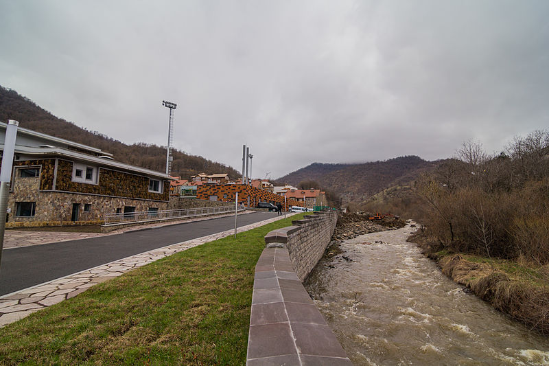 File:UWC Dilijan - next to river.jpg