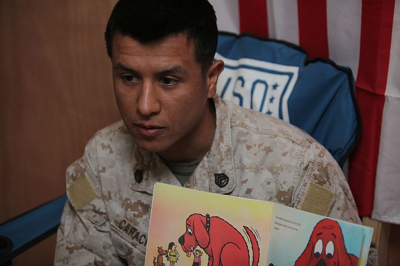 File:United Through Reading program helps deployed service members stay connected with families DVIDS265224.jpg