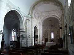 Les deux nefs, romane à droite, et gothique à gauche.
