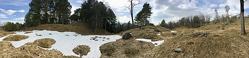 Feltet inneholder en stor samling små og store graver. De fleste er fra vikingtida (perioden fra år 750 til 1000). Foto: Fordreid panorama 2019