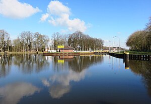 Blick auf das Oberhaupt der Schleuse Varloh. Rechts die Zufahrt zur neuen Schleusenkammer