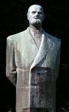 Vienna 2010-09-22 Theodor Körner monument, Rathauspark, detail.jpg