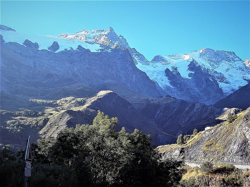 File:Villar d'Arène. La Meije.jpg