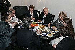 Сергей Гармаш на встрече с Владимиром Путиным после премьеры комедии «Горе от ума» в театре «Современник». 9 декабря 2007 года.