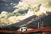 Žhavá mračna při erupci guatemalské Fuego roku 1974.