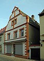 Wohnhaus (Anschrift: Jacobsgasse 13) in halboffener Bebauung, mit Seitenflügel im Hof (Anschrift: Stadtgraben 6)