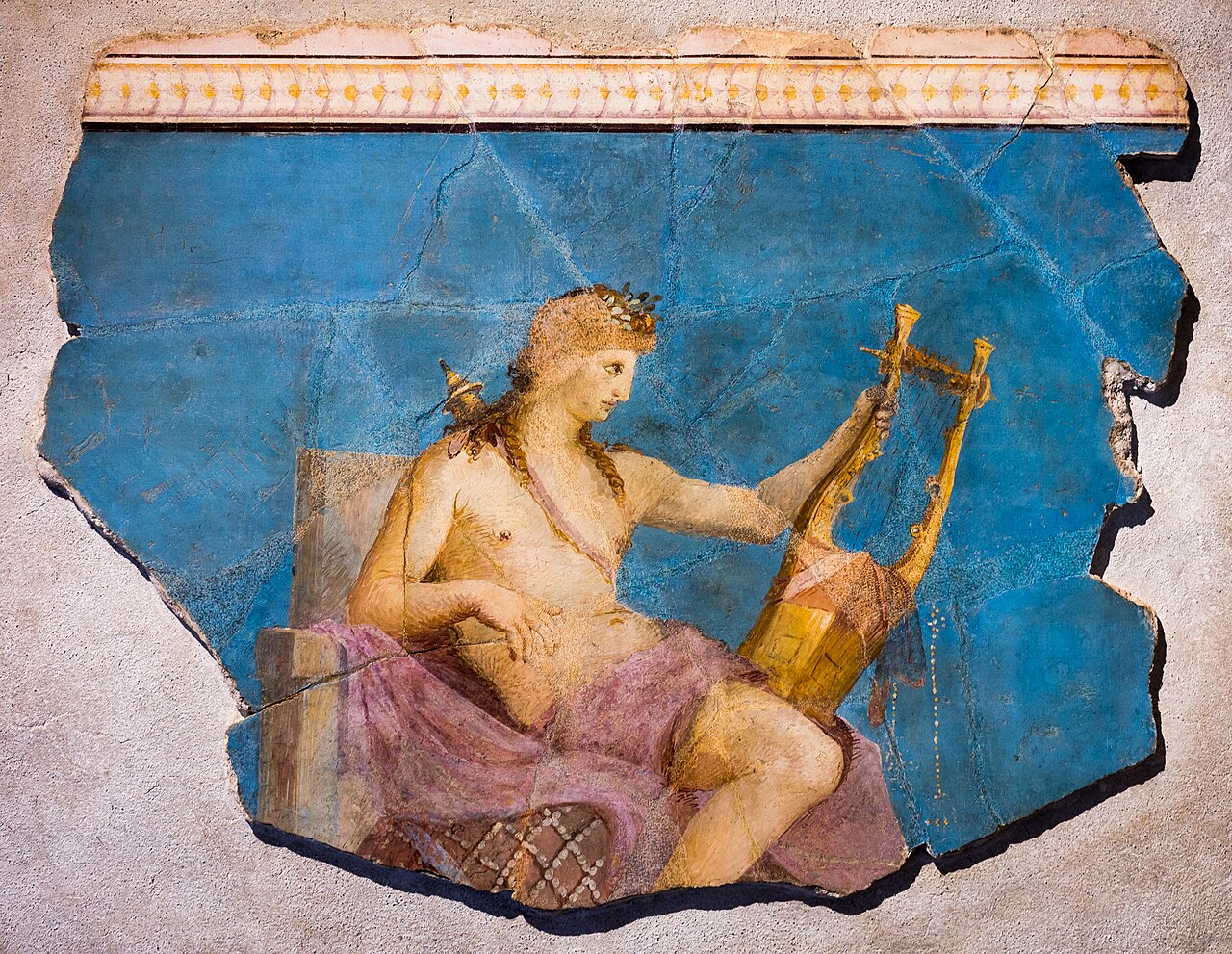 阿波羅神坐著，手持齊塔拉。奧古斯都皇帝時期的彩繪石膏壁畫，約西元前一世紀至後一世紀。