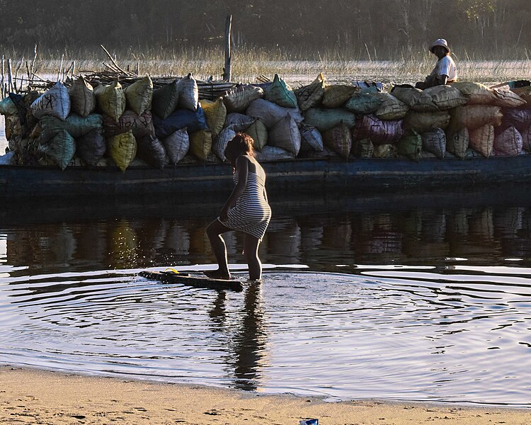 File:Washing, Madagascar.jpg