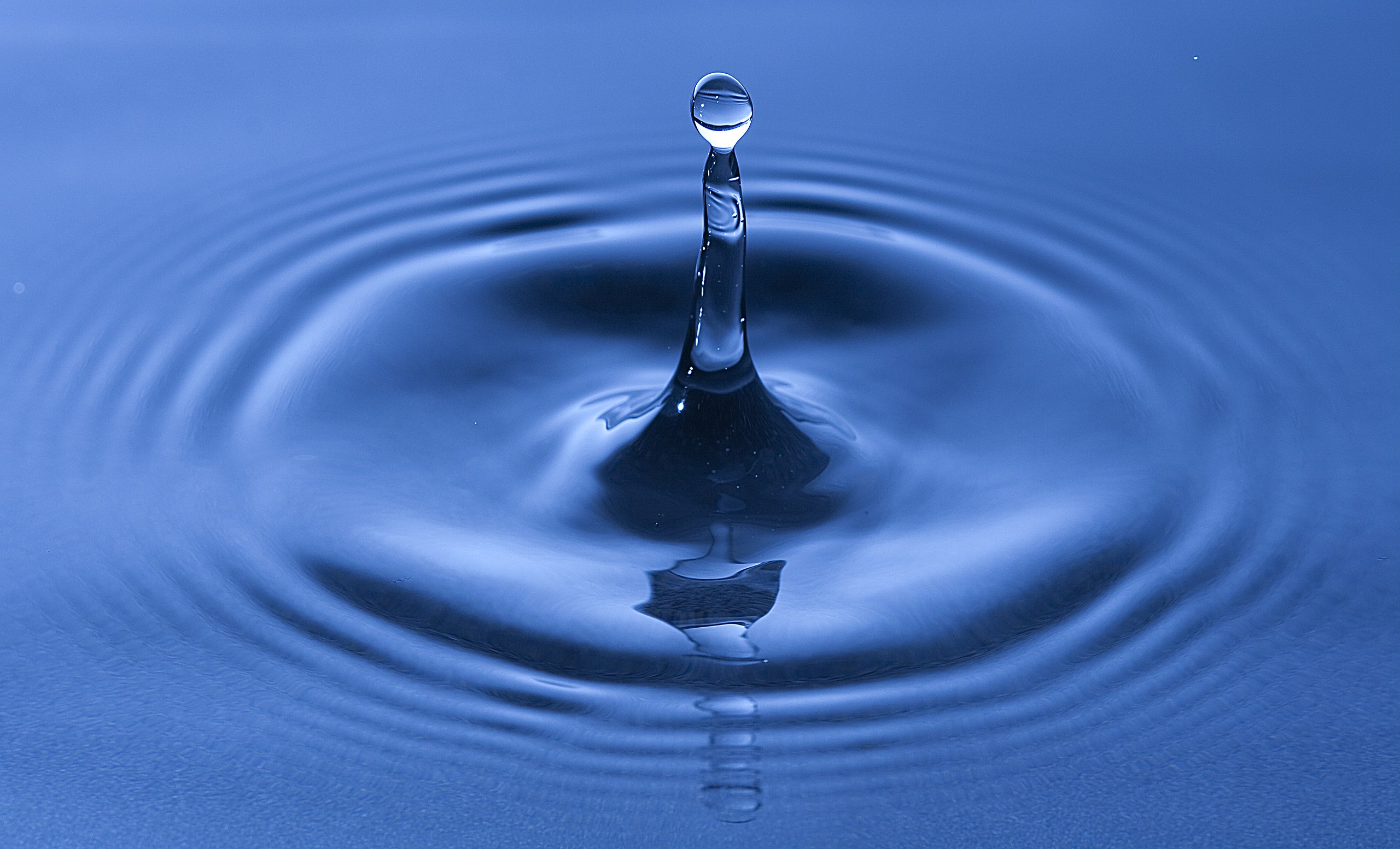 https://upload.wikimedia.org/wikipedia/commons/thumb/c/cc/Water_drop_impact_on_a_water-surface_-_%281%29.jpg/2560px-Water_drop_impact_on_a_water-surface_-_%281%29.jpg