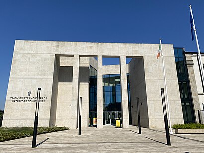 How to get to Waterford Courthouse with public transit - About the place