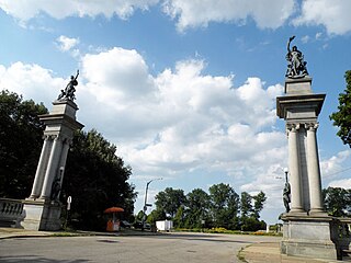 <span class="mw-page-title-main">Welcome Sculptures (Pittsburgh)</span> Sculpted statues by Giuseppe Moretti