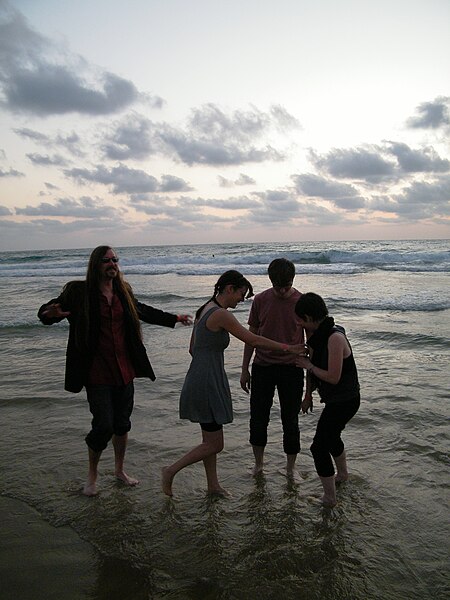 File:Wikimedians on the beach in Haifa - Stierch.jpg