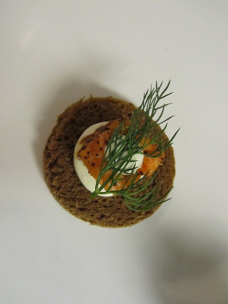File:Wild salmon canape by Chef Kevin Doherty.jpg