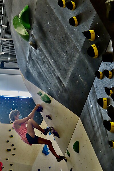 File:Women Climbing at the Hive, Winnipeg Bouldering facility.jpg