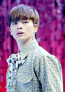 Yook_Sung-jae_at_Cable_TV_Awards_in_March_2017_%284%29.jpg