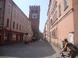 scheve toren waaraan de stad haar bekendheid dankt, vergelijkbaar dus met de Toren van Pisa of de oldehove in Leeuwarden