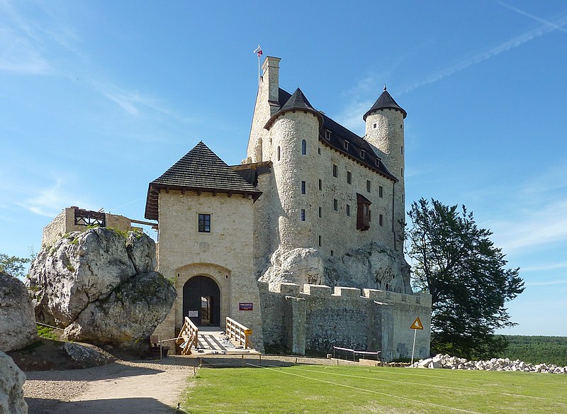 File:Zamek Bobolice (Castle of Bobolice).JPG