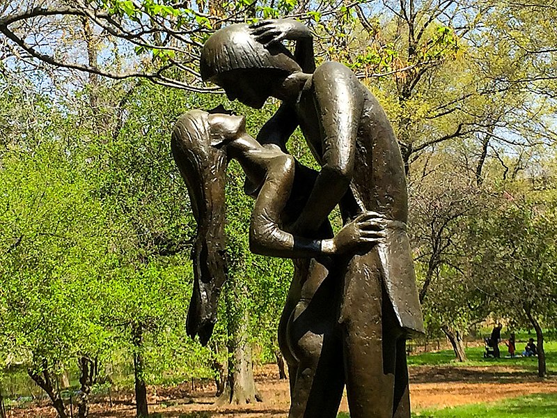 File:'Romeo and Juliet' Statue Central Park (NY) April 2016 (26918804404).jpg