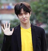 Kim at KBS2's Music Bank (Nine Stars) gimdonghan Kim Donghan heung neomcineun myujigbaengkeu culgeungil 19s.jpg