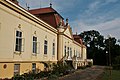 Čeština: Emin zámek, sídlo ústavu sociální péče, ležící v lesích v katastru obce Šanov v okrese Znojmo. Jižní, zahradní strana zámku.