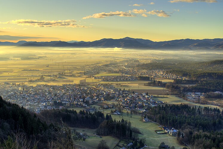 Вид на город Шкофья-Лока с горы Шмарьетна, Словения
