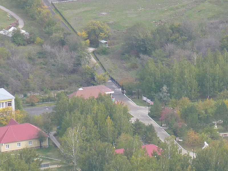 File:Вид на ворота лагеря "Горное Ущелье" - panoramio.jpg