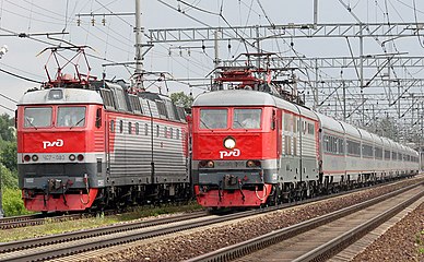 Пассажирские электровозы ЧС7 и ЧС200 с поездом (конструкционная скорость — 160 и 200 км/ч)